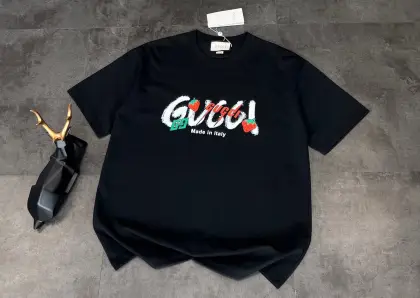 包邮 ❤️新款短袖上新🆕🆕GUCCI 2026夏季古驰新款短袖,白色网点数码草莓🍓印花,面料:规格采用实打实280g 双纱棉 针织内的兰博基尼,定织定染!属于高敏感特殊色 我们对面料的要求是要在uv灯光 d65灯光 采用的是进口染料,光调色就花了半个月时间,普通染料达不到的色泽厚度,面料成本是普通色面料的两倍,成本及其高贵! 印花:采用进口胶浆,无毛边,印花纹路清晰可见,印花细节如图可见,厚度质感完全还原,走线做工高要求生产,无懈可击! 包装:12C加厚包装袋 配套加厚油光纸 防伪扣一应俱全. 颜色:黑色/白色 :胸围54 肩宽52 衣长70 袖长22.5 (建议身高170-173厘米) (建议体重110-135斤) L:胸围 56 肩宽54 衣长72 袖长23 (建议身高173-175厘米) (建议体重135-160斤) XL:胸围58 肩宽56 衣长74 袖长23.5 (建议身高175-180厘米) (建议体重160-185斤) 2XL:胸围60 肩宽58 衣长76 袖长24 (建议身高180-185厘米) (建议体重185-210斤) ❤️温馨提示:手工平铺测量,误差在1-2cm内属于正常范围